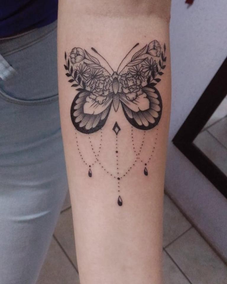Татуировка бабочка на предплечье у девушки
