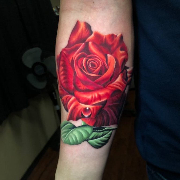 Женская тату красная роза