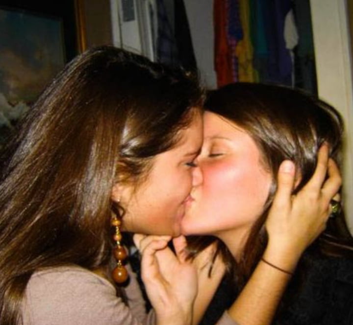 Жена лижет маме. Поцелуй двух девушек. Девушки целуют друг друга в губы. Домашние девочки лесби.