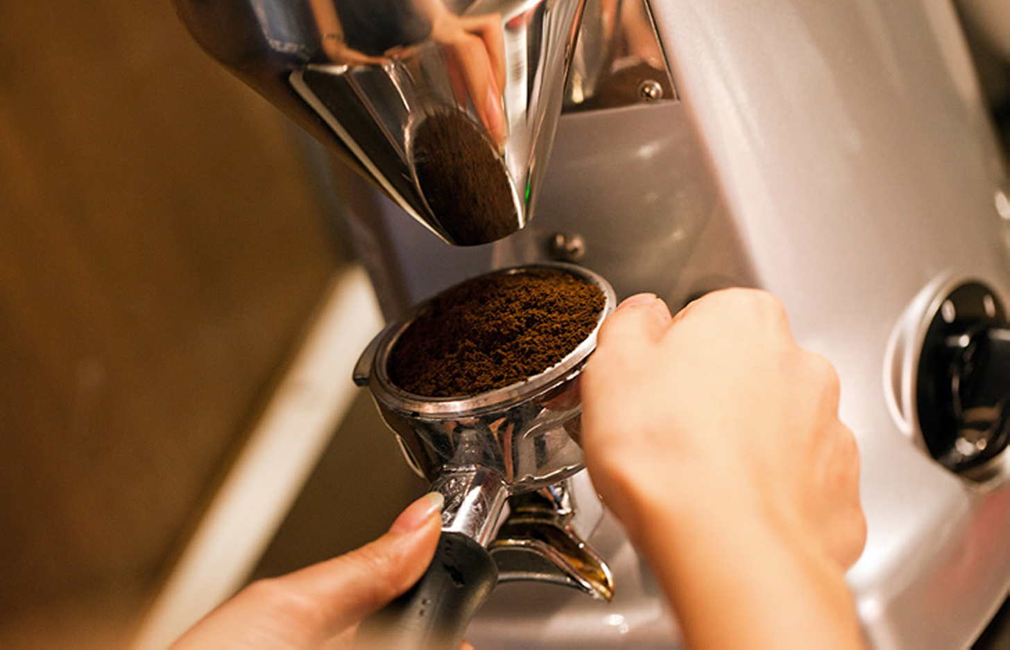Помол зерна кофе. Помол кофе. Кофе в зернах для Рожковой кофеварки. Кофемолка для эспрессо. Молотый кофе для кофеварки.