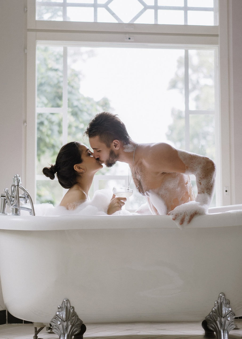 Пара влюбленных в ванной