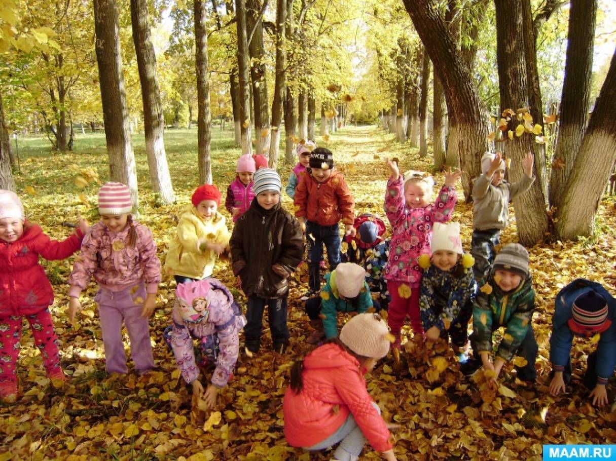 Прогулки детям экскурсии. Прогулка в детском саду осенью. Осенняя прогулка в детском саду. Фотосессия в саду на прогулке. Дети на осенней прогулке в детском саду.